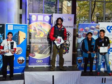 Politécnicos destacan en concurso internacional de robótica