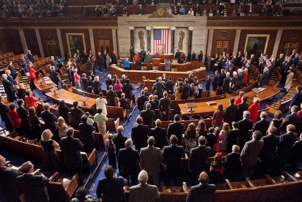 El proyecto bipartidista impediría al presidente Barack Obama levantar sanciones impuestas por el Congreso por lo menos 30 días mientras los legisladores revisan sobre cualquier acuerdo final con Irán