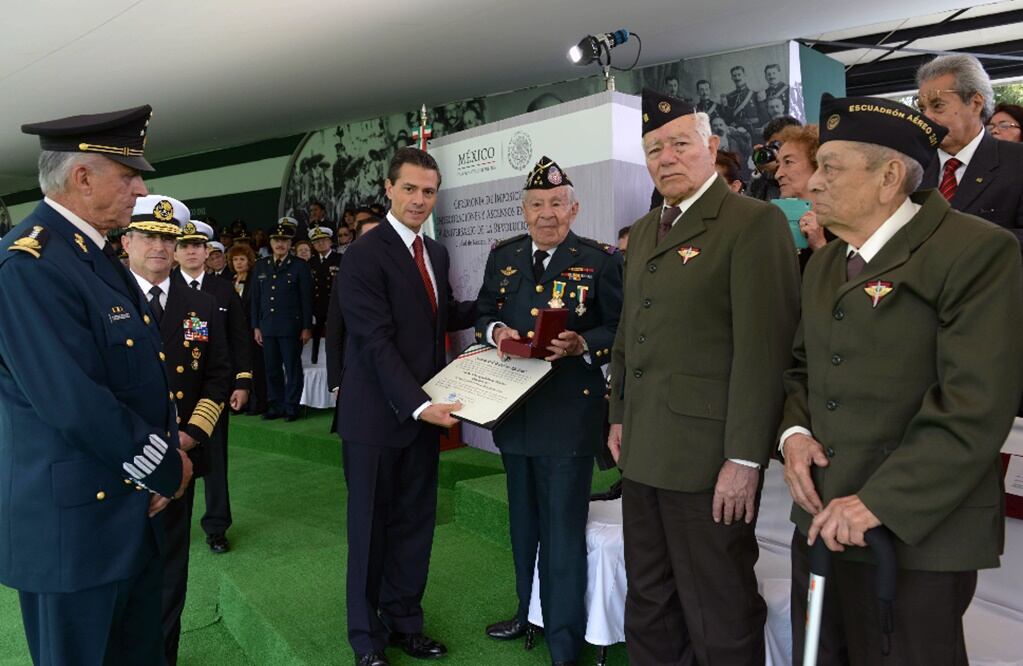 Al encabezar la Ceremonia de Entrega de Condecoraciones y Ascensos a las Fuerzas Armadas, el presidente Enrique Peña Nieto afirmó que México es reconocido en el mundo como un país atractivo, estable y confiable para inversiones nacionales y extranjeras, generadoras de empleo. Foto especial