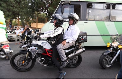 AMLO vuelve a pedir “aventón” para llegar a mitin en Álvaro Obregón