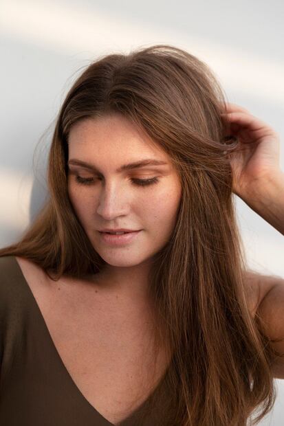 Los granos en la cabeza se originan por diferentes causas. Fuente: Freepik.