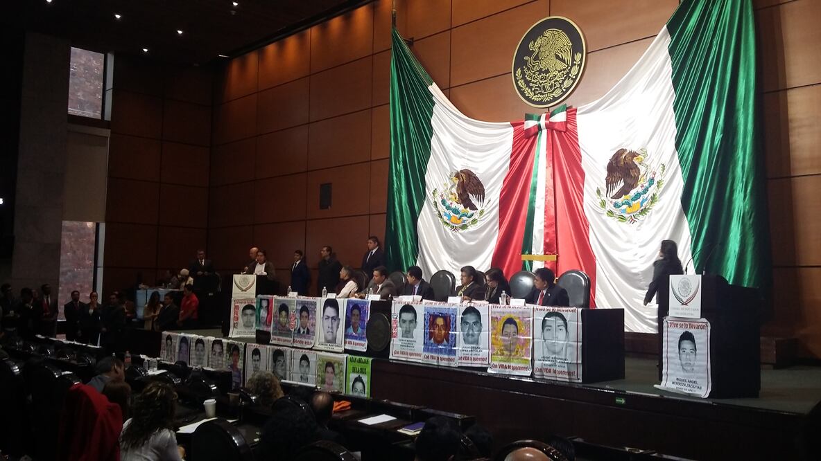 Padres de los 43 normalistas de Ayotzinapa mantuvieron un encuentro con las Comisiones de Ayotzinapa, Justicia, Gobernación, Indígenas, Derechos Humanos (FOTO: Suzzete Alcántara / EL UNIVERSAL)