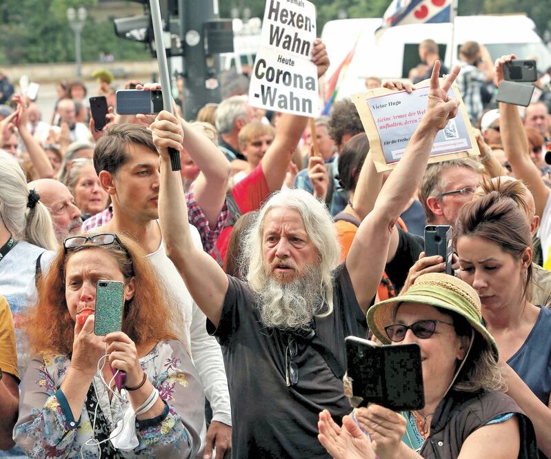 Cientos de personas se manifestaron contra las regulaciones gubernamentales ante el coronavirus en la Columna de la Victoria, Berlín. Foto: ADAM BERRY. AFP