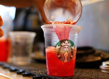 Demandan a Starbucks por poner mucho hielo a bebidas
