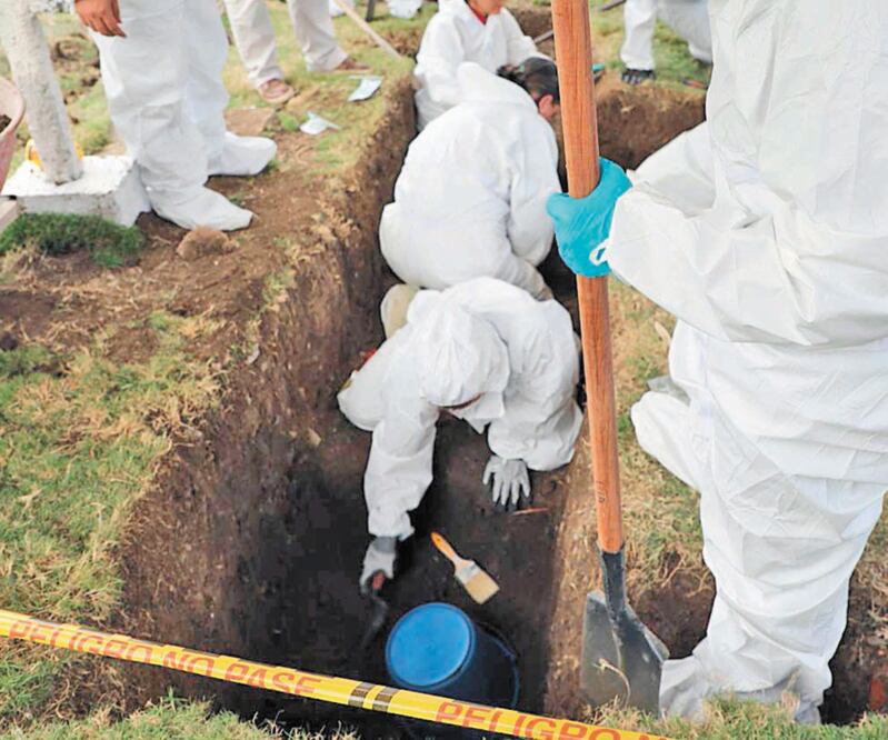 Expertos del grupo de la Jurisdicción Especial para la Paz buscan restos humanos en el cementerio Las Mercedes, en Antioquia. Foto: AFP