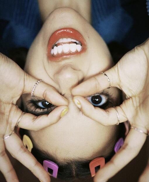 Yuya pone de moda los broches para pelo en versión gigante