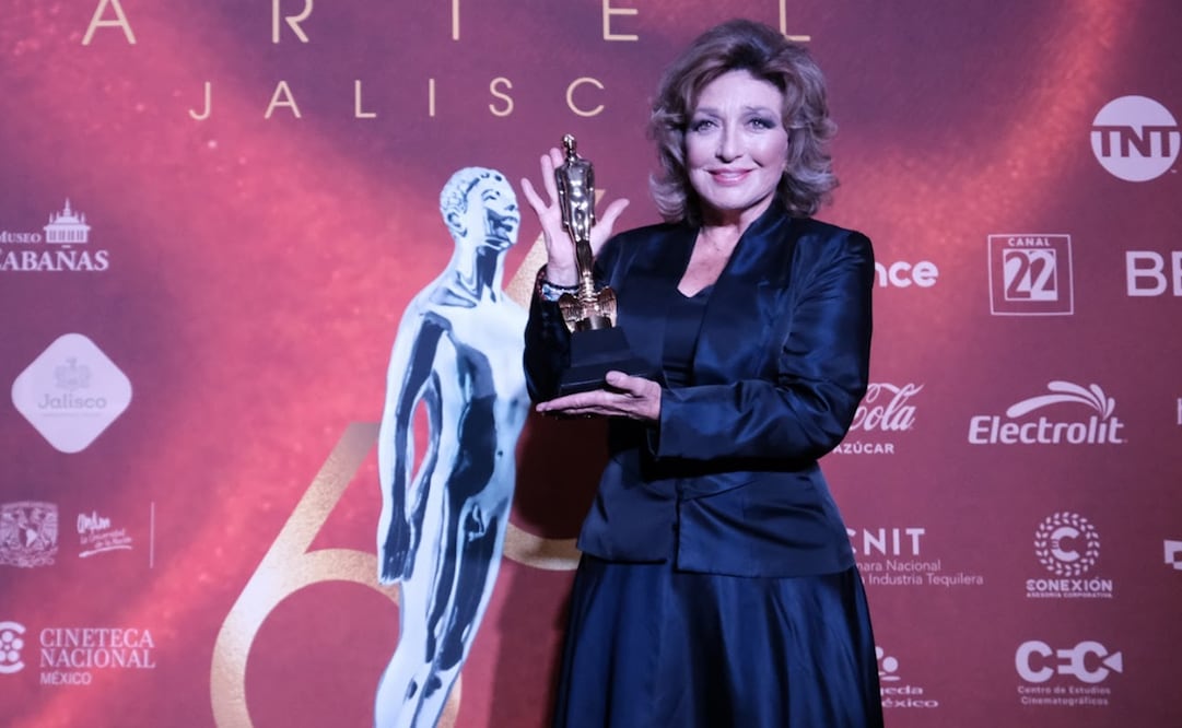 La actriz mexicana Angélica María condecorada con el Ariel de Oro. Foto: AMACC.