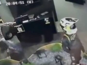 VIDEO: Gerente de tienda deportiva golpea a puñetazos y patadas a su empleada en Naucalpan