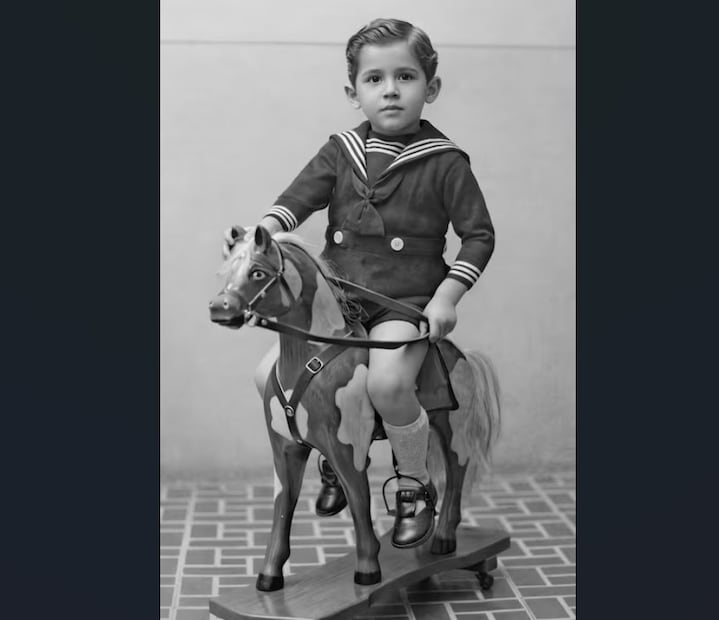 El pequeño Bryce posa en la casa que sus padres arrendaban en la avenida Alfonso Ugarte, en el centro de Lima, hacia los años cuarenta. (Foto: Archivo Alfredo Bryce) Diario El Comercio. Todos los derechos reservados.