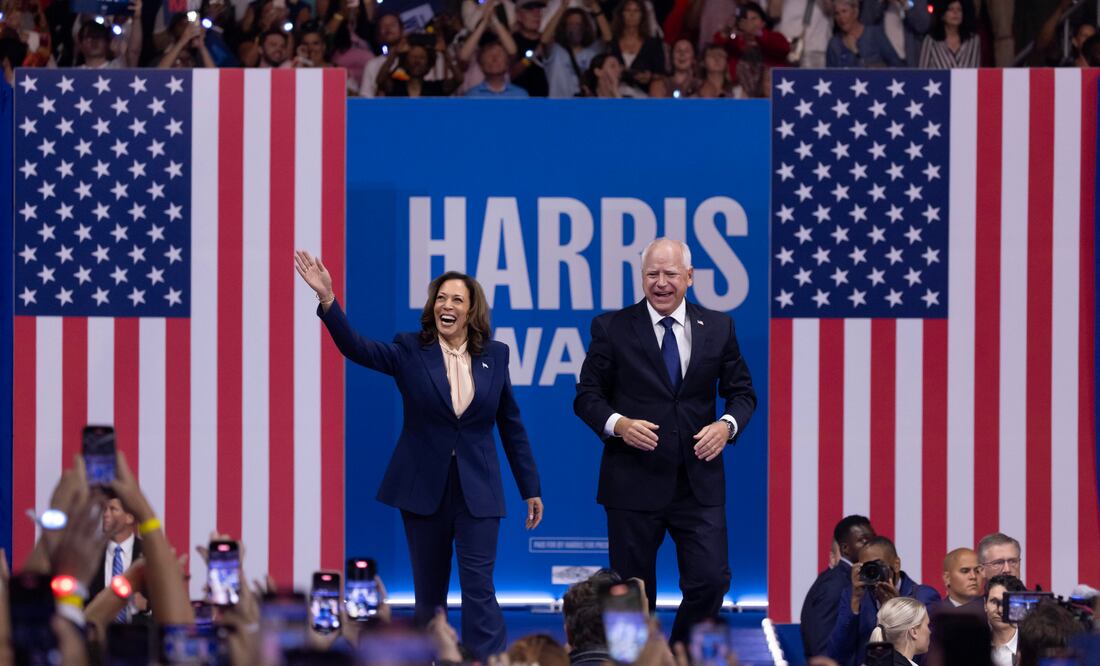La vicepresidenta estadounidense Kamala Harris entra con su nuevo compañero de fórmula, el gobernador de Minnesota Tim Walz, durante un mitin de campaña en el Centro Liacouras de la Universidad Temple en Filadelfia. Foto: EFE