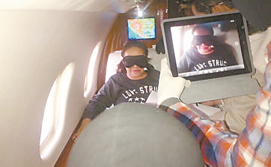 IMAGEN INÉDITA. La ex dirigente del SNTE, al ser detenida en 2013, a bordo de un avión privado. Columna Historias de Reportero (CARLOS LORET.COM)