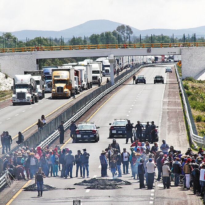 Al detectar la presencia de los soldados, la gente de Palmarito Tochapan, municipio de Quecholac, se movilizó y cerró la carretera. (FOTO: Omar Contreras. EL UNIVERSAL)