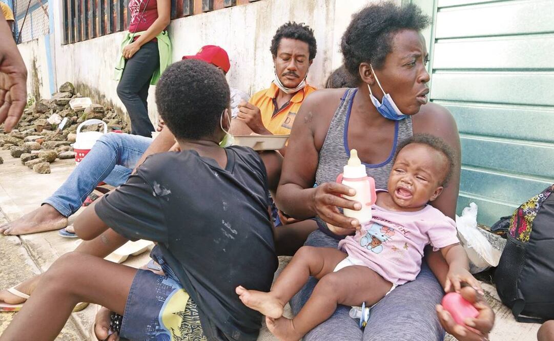 Afuera de los albergues, los migrantes hacen filas para solicitar un espacio, ya que no cuentan con recursos económicos para pagar una vivienda y alimentar a los menores, algunos recién nacidos. Foto: María de Jesús Peters/EL UNIVERSAL.