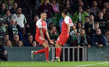 Sin 'Chicharito', Sevilla derrota al Betis en el derbi