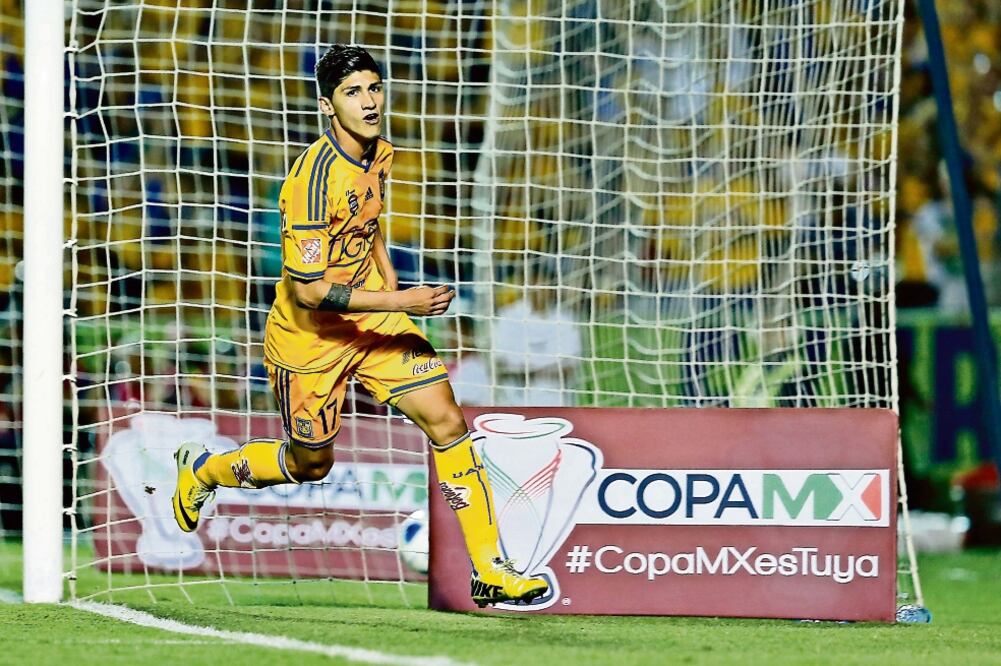 El delantero pasó por todas las categorías hasta debutar en la Primera División en 2009 con el club mexicano Tigres de la Universidad Autónoma de Nuevo León (ARCHIVO EL UNIVERSAL)
