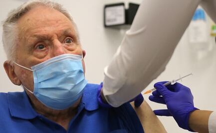 Por accidente, pareja de abuelos recibe 4 dosis de la vacuna contra Covid-19 en Australia