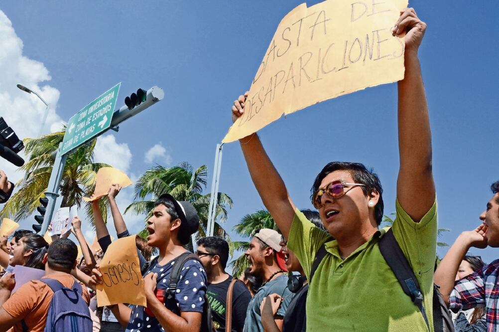 Las comunid ades e studiantil y académica de la UV Región Veracruz-Boca del Río exigieron con pancartas la aparición de la joven Génesis (PATRICIA MORALES. EL UNIVERSAL)