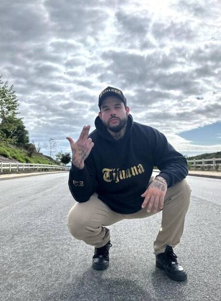 Emiliano Aguilar , el hijo mayor de Pepe Aguilar se suma como cantante de rap.