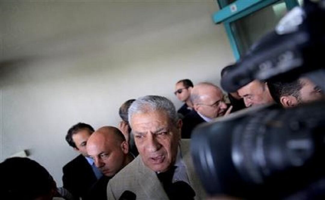 Ibrahim Mehleb, Egypt's acting prime minister, visited the wounded in Dar el-Fouad Hospital in suburban Cairo on Monday. (Photo: AP)