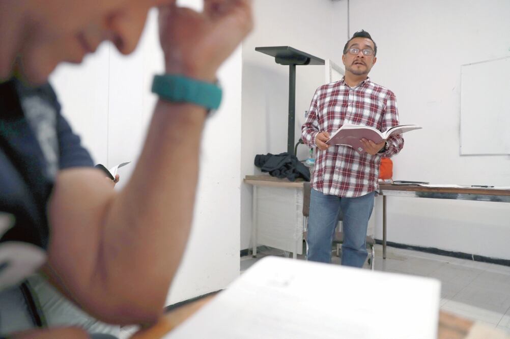 Una vez por semana los grupos se reúnen para hablar de todo lo relacionado con la masculinidad; el sicólogo impulsa a los “u su a r io s” a abrirse poco a poco a entender su problemática individual. Foto: Alejandra Leyva