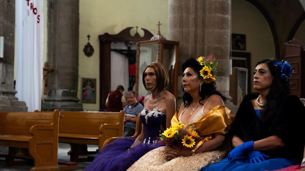 En la foto, Janet, Susú y Vicky,   algunas de las festejadas por Denisse Valverde./ EDUARDO CAMPOS