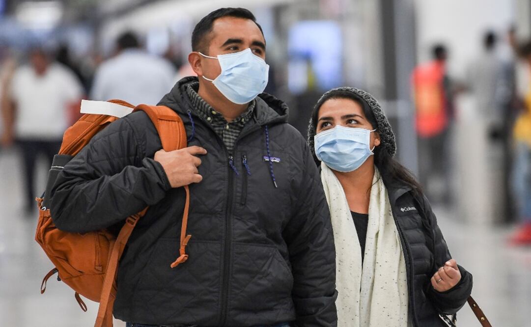 Passengers wear protective masks against the spread of coronavirus as they arrive at the Mexico City International Airport – Photo: Pedro Pardo/AFP	