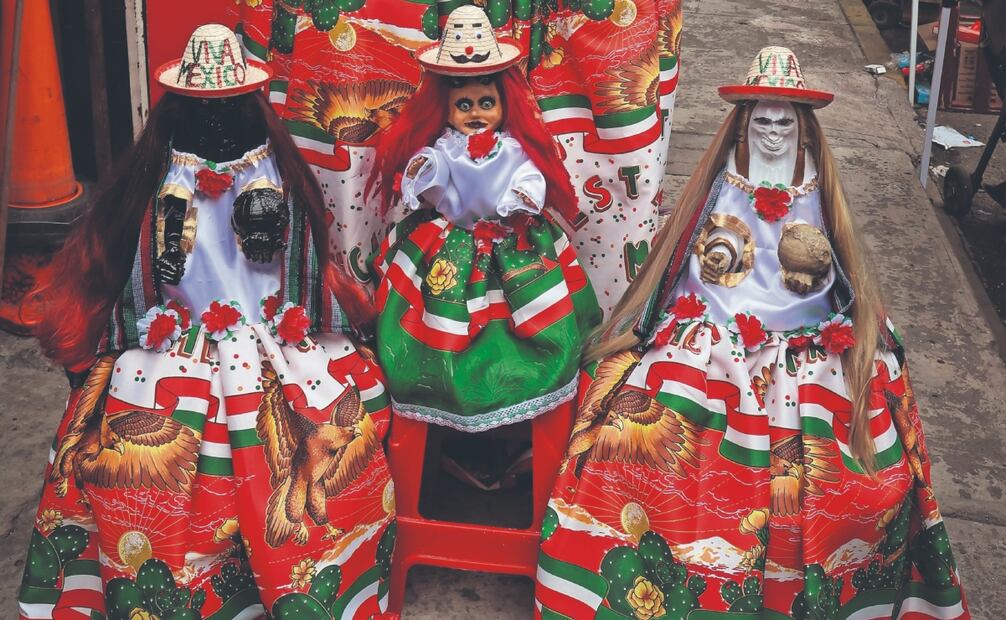 La vistosa muda de ropa que viste la Santa Muerte celebra el inicio del mes patrio, en un ritual donde se unen la fe y la identidad. Foto: Luis Camacho/ EL UNIVERSAL