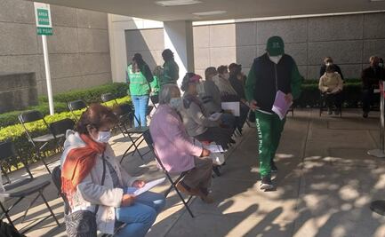 ¿Quién no quisiera abrazar a sus hijos o nietos otra vez? Adultos mayores acuden a vacunarse contra Covid-19 en CDMX