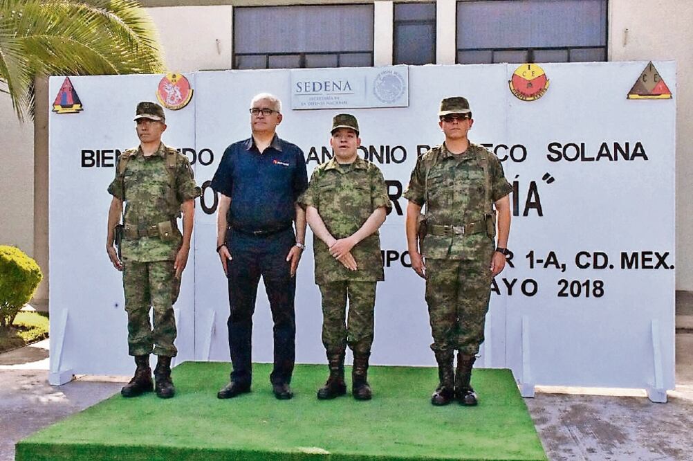 Jesús (tercero de izq. a der.), quien vive con autismo, compartió con militare s sus conocimientos sobre Pacho Villa y la Segunda Guerra Mundial. Foto: ESPECIAL