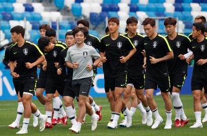 Entrenador de Corea del Sur cambia camisetas de los jugadores para confundir a Suecia