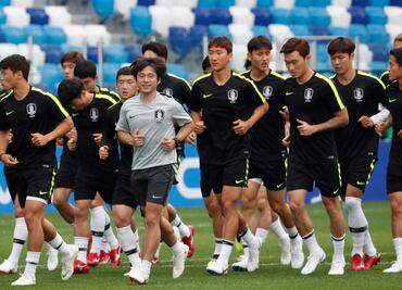 Entrenador de Corea del Sur cambia camisetas de los jugadores para confundir a Suecia