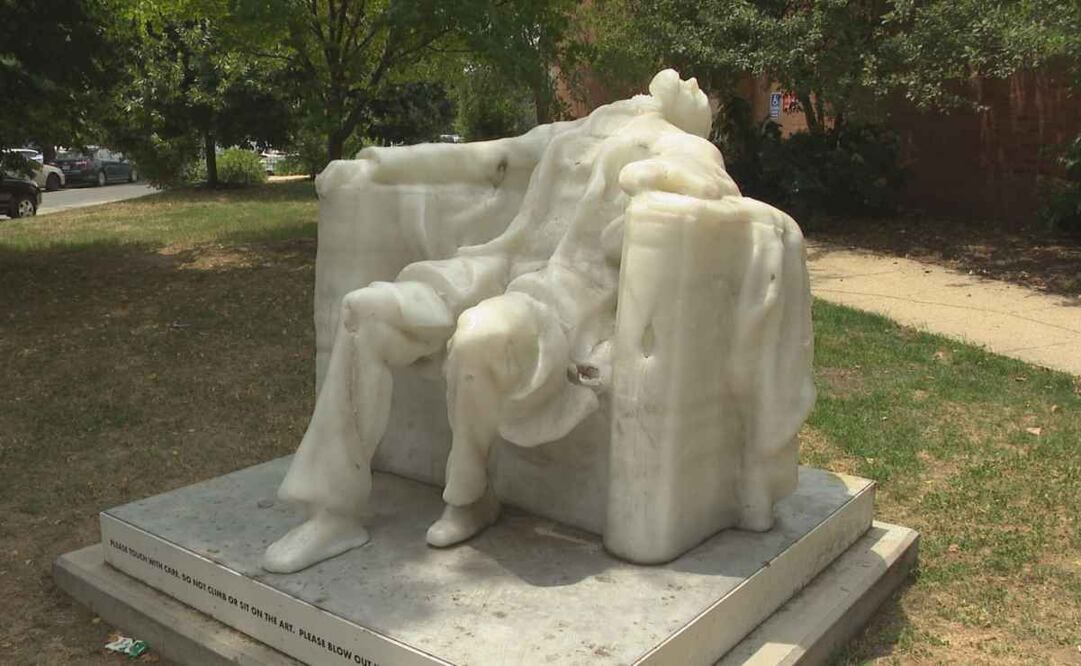 Los termómetros de Washington llegaron el fin de semana a los 100 grados Farenheit (37.7 Celsius), un calor que decapitó a Abraham Lincoln, cuya cabeza ha ido derritiéndose poco a poco. Foto: X @JohnDoranTV