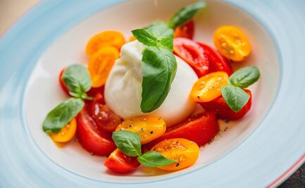 Burrata con tomates uva y balsámico