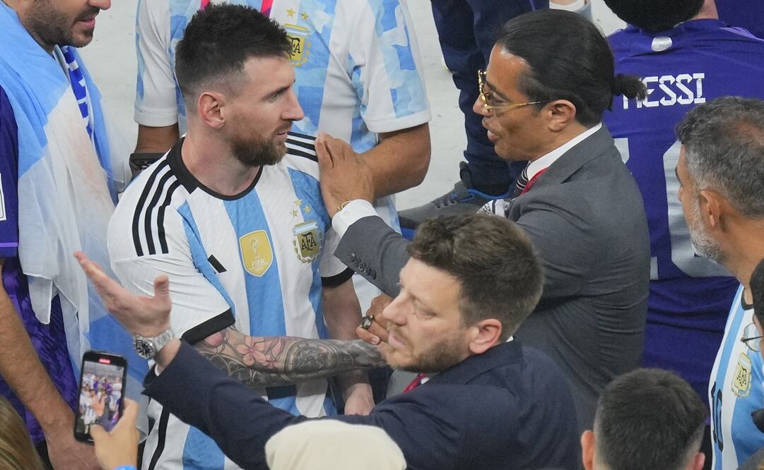 Lionel Messi y el famoso chef 'Salt Bae' en la final de la Copa del Mundo / Foto: AP