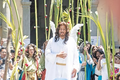 Acuden miles al Domingo de Ramos en Iztapalapa