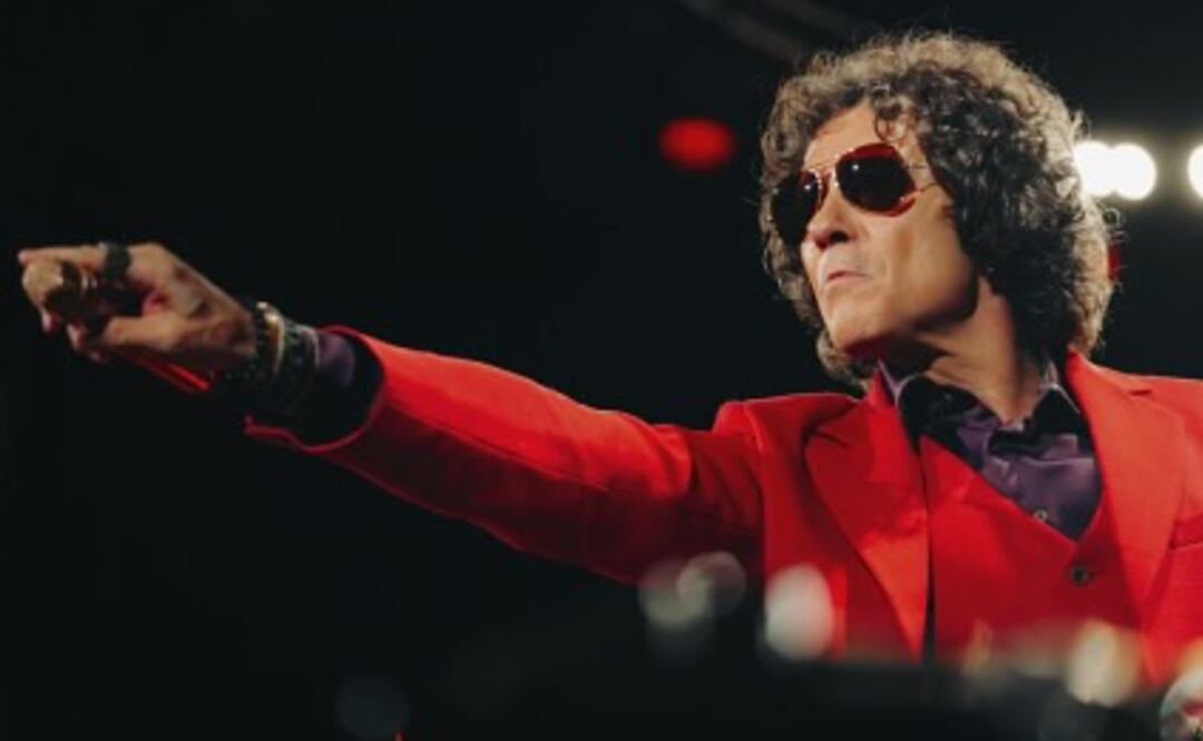 Enrique Bunbury desata aplausos y críticas tras exhibir a un fan que grababa su concierto en Ecuador.