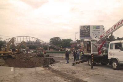 Mueren los 2 ocupantes del auto que cayó al socavón del Paso Exprés