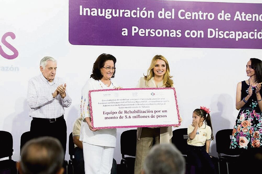 Angélica Rivera de Peña, presidenta del Consejo Ciudadano Consultivo del DIF Nacional, develó la placa inaugural del centro EnSeñas. (DIF)