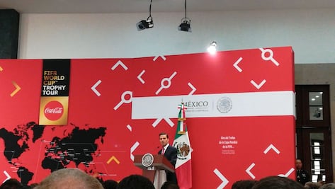 Enrique Peña Nieto recibe la Copa del Mundo