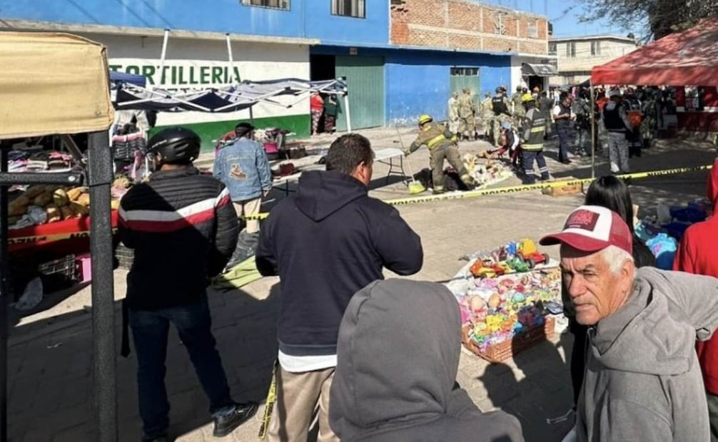 Elementos de emergencia revisan puestos cercanos a la zona del incidente (30/12/2025). Foto: Especial