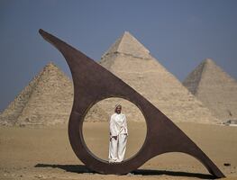 FOTOS: Las pirámides de Guiza enmarcan la exposición de arte contemporáneo “Forever Is Now”