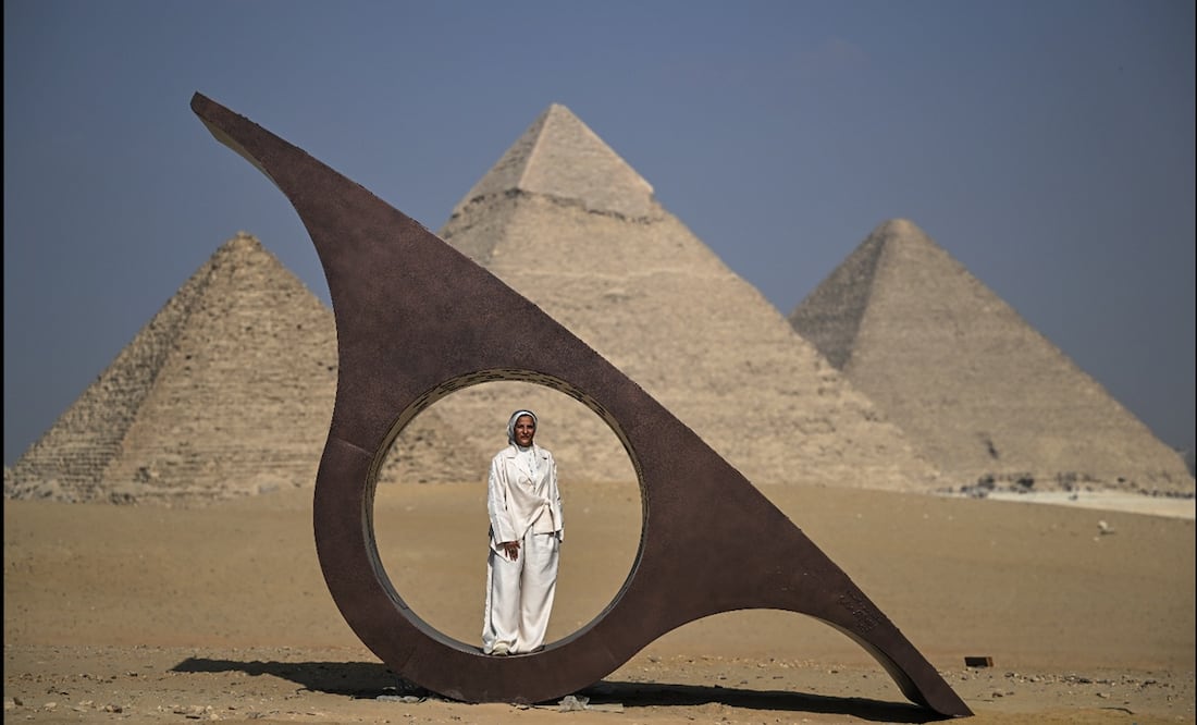 El artista egipcio Salha El Masry posa para una fotografía junto a su instalación artística “Matt”, en Guiza, Egipto, el 11 de noviembre de 2025. Foto: EFE