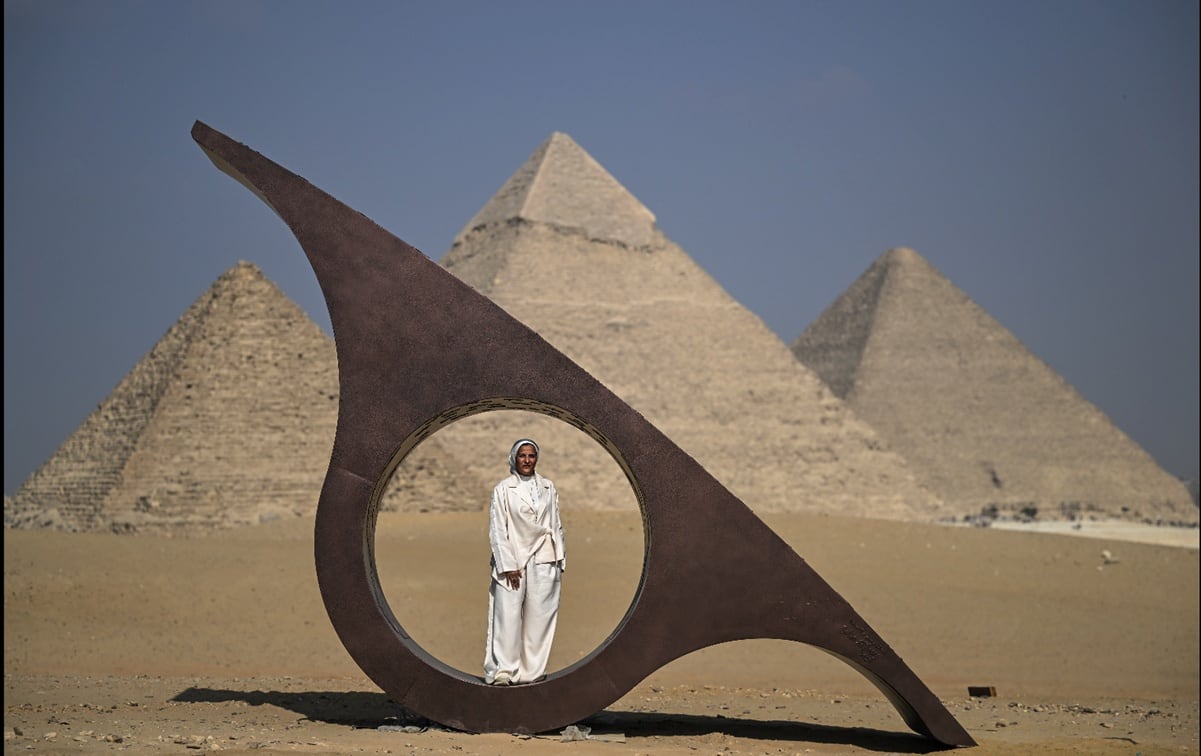 El artista egipcio Salha El Masry posa para una fotografía junto a su instalación artística “Matt”, en Guiza, Egipto, el 11 de noviembre de 2025. Foto: EFE