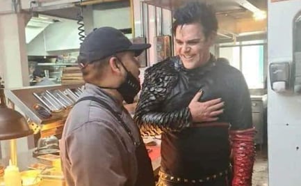 Richard Kruspe, de Rammstein, come tacos tras tocar en el Zócalo