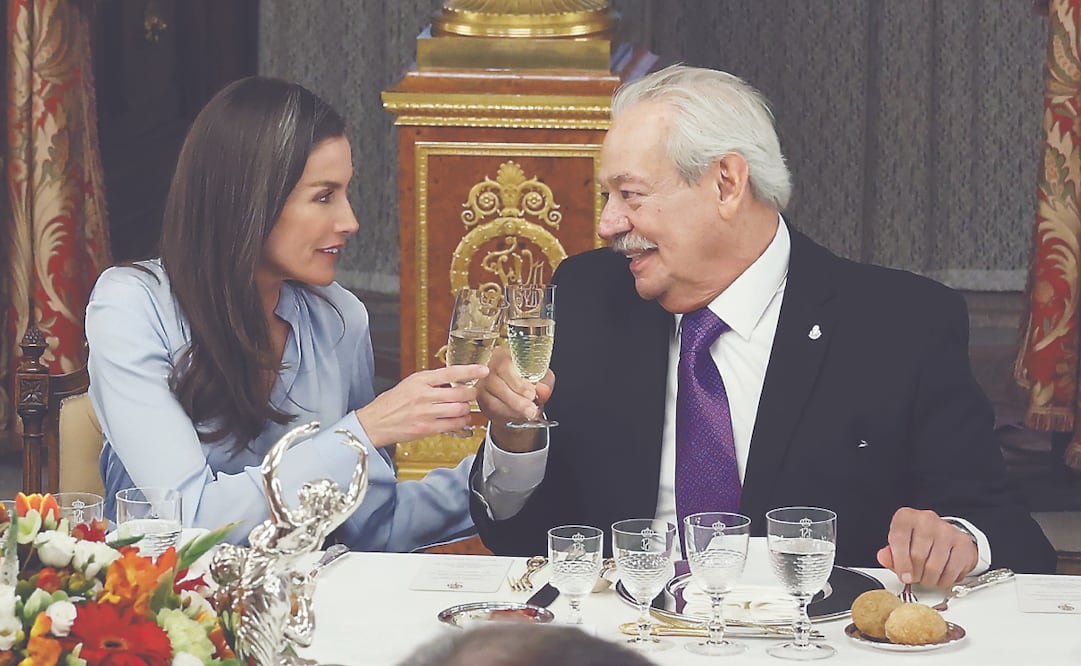 La reina Letizia brinda con el escritor mexicano Gonzalo Celorio, premio “Miguel de Cervantes” 2025 , durante el almuerzo ofrecido por Sus Majestades a una representación del mundo de las letras, con ocasión de la entrega del máximo galardón de las letras en español, este miércoles en el Palacio Real de Madrid. Foto EFE/ Mariscal
