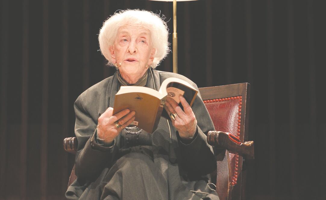 Desde su casa en Montevideo, Ida Vitale habló vía telefónica con los medios. En la imagen, la autora en junio en un festival en Argentina. (EFE)