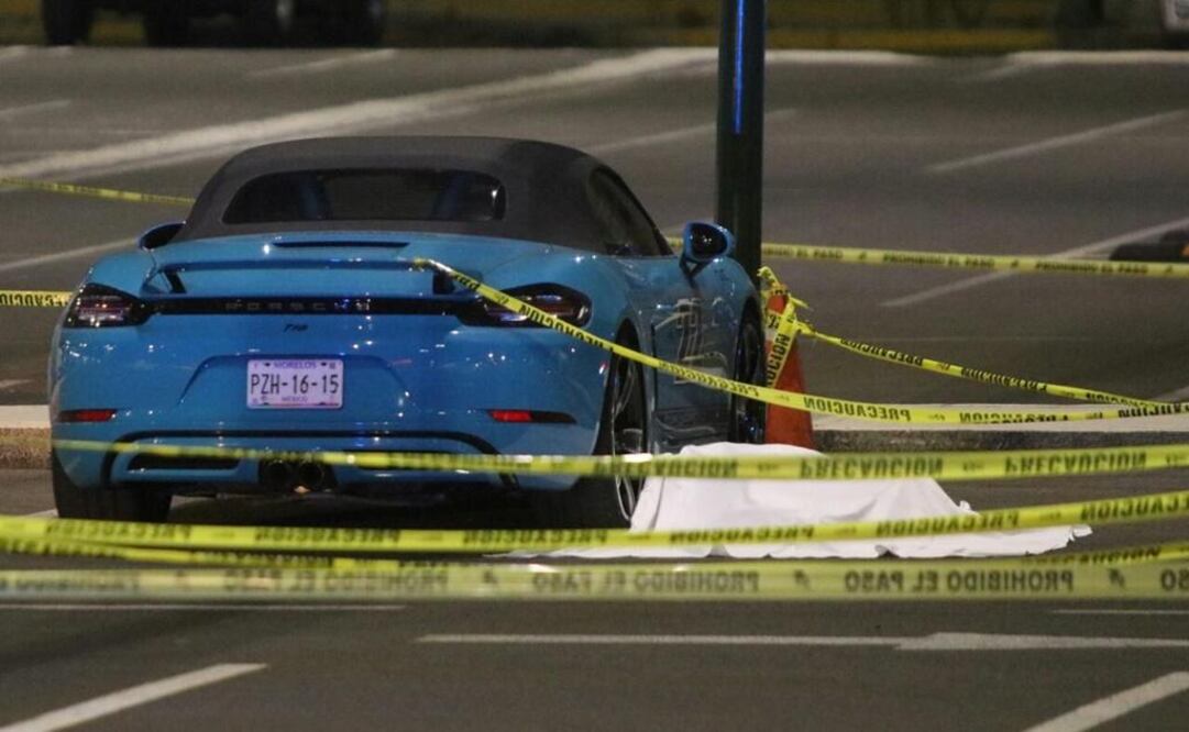 En el estacionamiento del hospital quedó tendido el sujeto que supuestamente forcejeó con el dueño del auto de lujo para arrebarle el reloj valuado en 150 mil pesos. (OMAR CONTRERAS. ELUNIVERSAL)