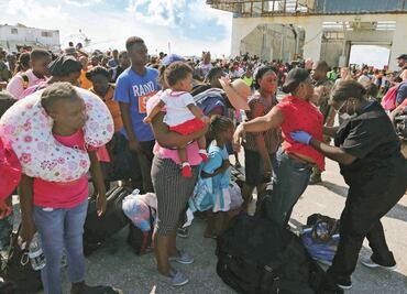 Bahameños escapan de la isla, tras paso de Dorian