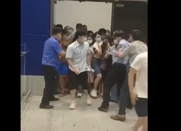 Compradores salen huyendo de tienda en Shanghái al anunciarse confinamiento por caso Covid
