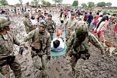 Rescatistas y médicos de México llegan a Perú a ayudar